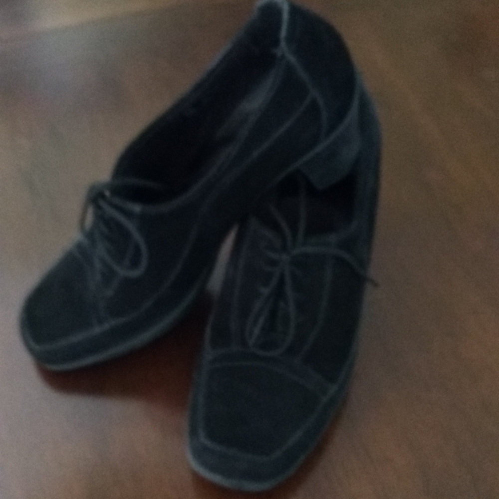Clark's Bendables black suede heels 9.5